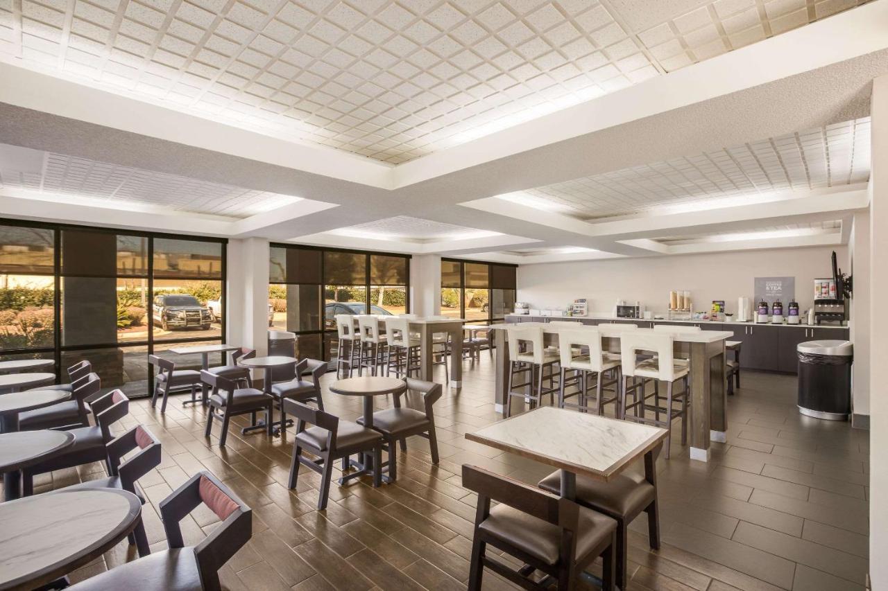 Clarion Pointe Forsyth I-75 Hotel Kültér fotó