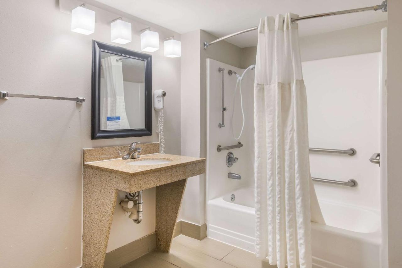 Clarion Pointe Forsyth I-75 Hotel Kültér fotó